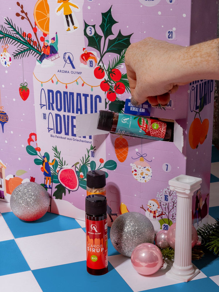 
                  
                    Aroma Olymp Bio Feinkost Adventskalender vegan 2025 als Moodfoto.
                  
                