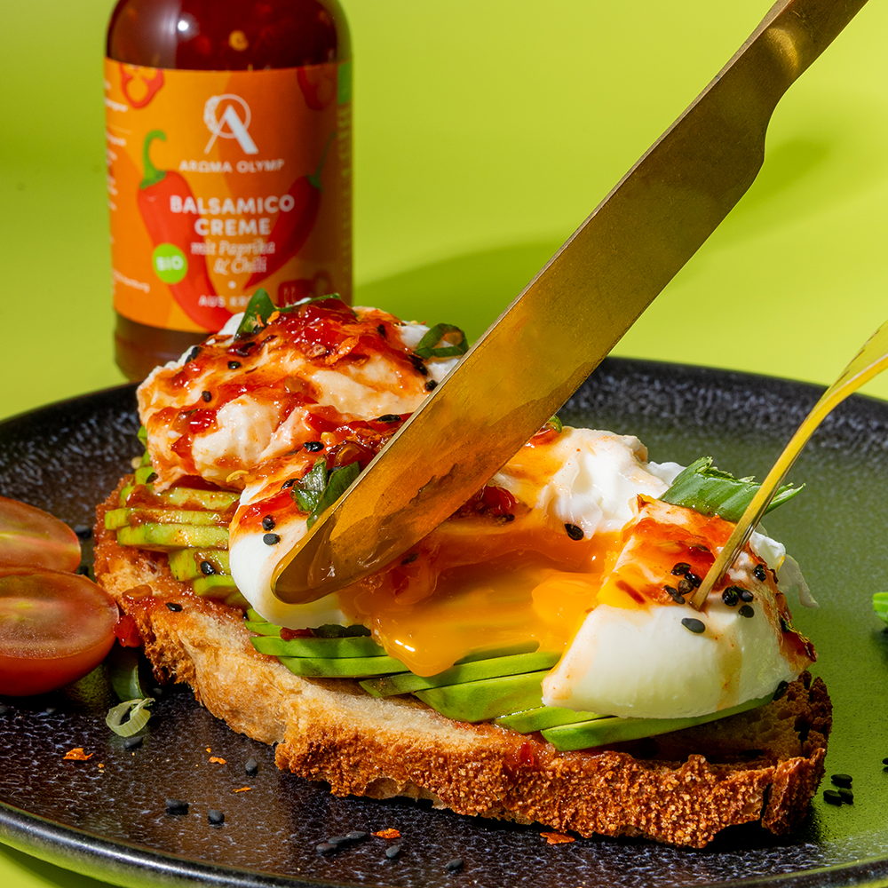 Aroma Olymp Bio Balsamico Creme mit Paprika & Chili auf einem Avocadostoast mit Ei.