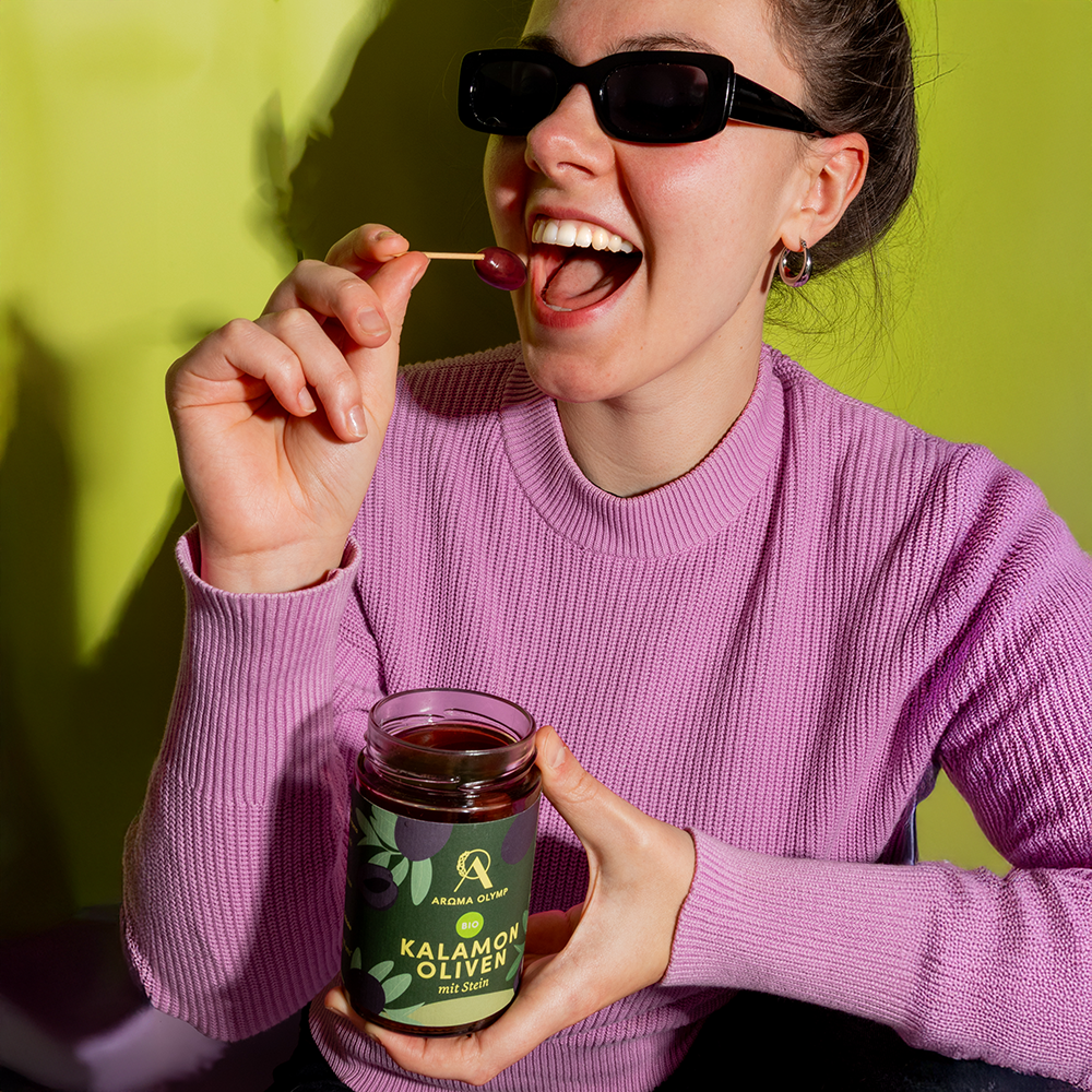 
                  
                    Aroma Olymp Bio Kalamon Oliven mit Stein Moodfoto.
                  
                