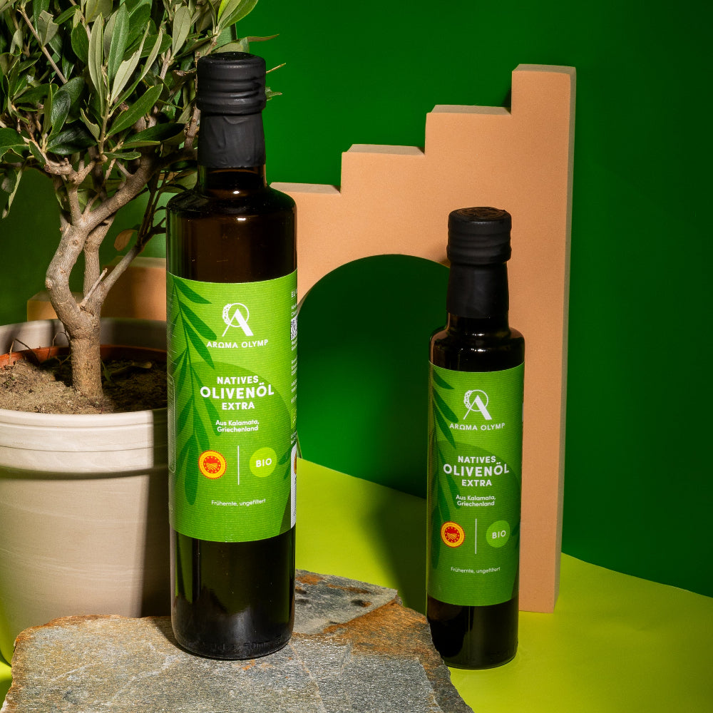 Aroma Olymp Bio Olivenöl nativ extra aus Kalamata g. U. 250 ml und 500 ml – arrangiert mit Olivenbaum und Dekoelement