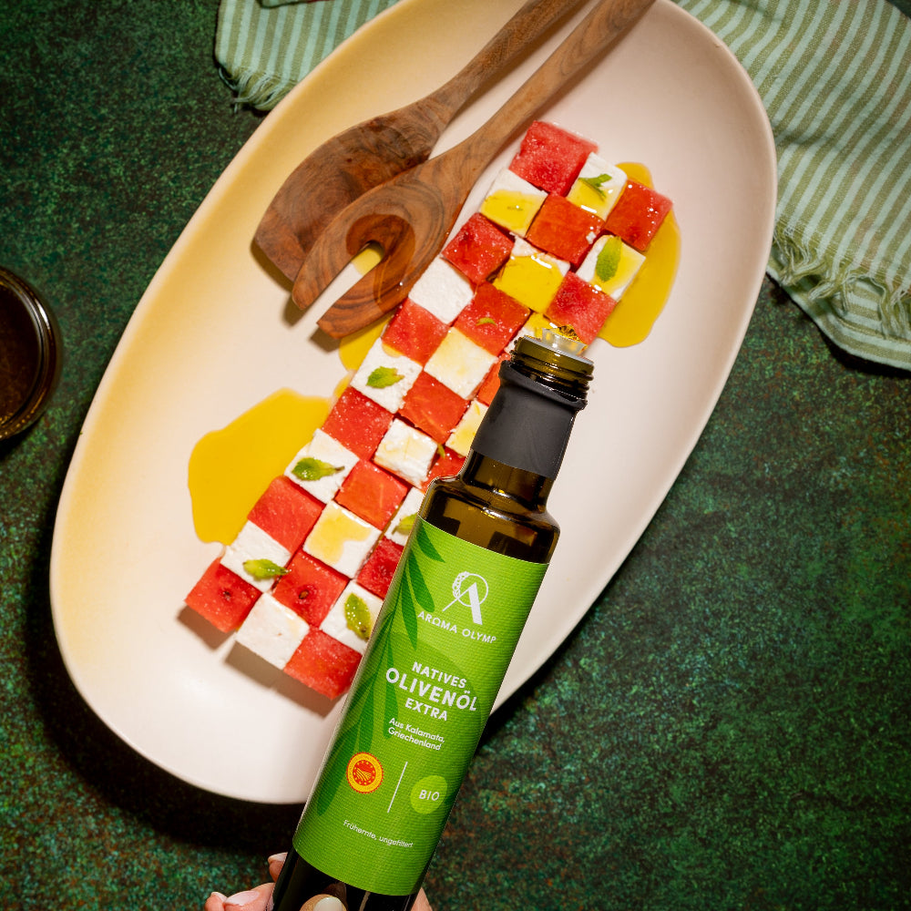 
                  
                    Aroma Olymp Bio Olivenöl nativ extra aus Kalamata g. U. 250 ml bei der Anwendung mit Wassermelonen-Feta-Salat
                  
                