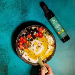 
                  
                    Aroma Olymp Bio Olivenöl nativ extra aus Kreta g. U. 250 ml mit Hummusteller, Gemüse und Brot
                  
                