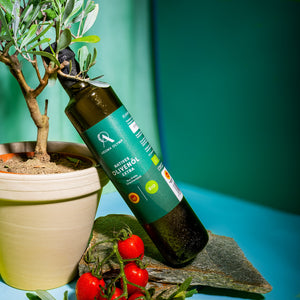 
                  
                    Aroma Olymp Bio Olivenöl nativ extra aus Kreta g. U. 250 ml mit Olivenbaum und Tomaten arrangiert
                  
                