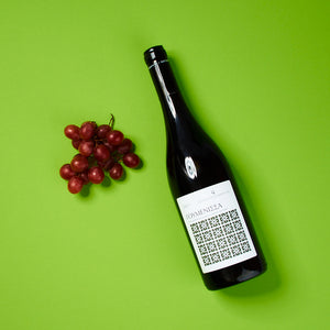 
                  
                    Aroma Olymp Bio Rotwein "Goumenissa" aus Griechenland. Präsentiert auf grünem Grund, daneben rote Trauben.
                  
                