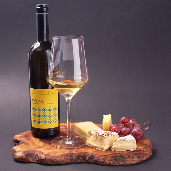 
                  
                    Aroma Olymp Bio Weißwein "Mosaic" aus Griechenland. Präsentiert auf einer Käseplatte.
                  
                