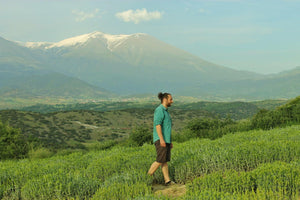 
                  
                    Aroma Olymp Gründer Alexis von Aroma Olymp im griechischen Gebirge 
                  
                
