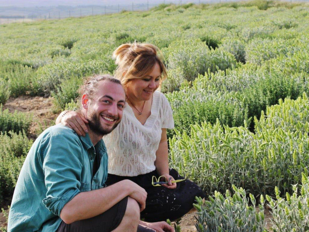 
                  
                    Aroma Olymp Gründer von Aroma Olymp Alexis mit einer griechischen Landwirtin am Olymp
                  
                