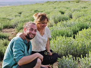 
                  
                    Aroma Olymp Gründer von Aroma Olymp Alexis mit einer griechischen Landwirtin am Olymp
                  
                