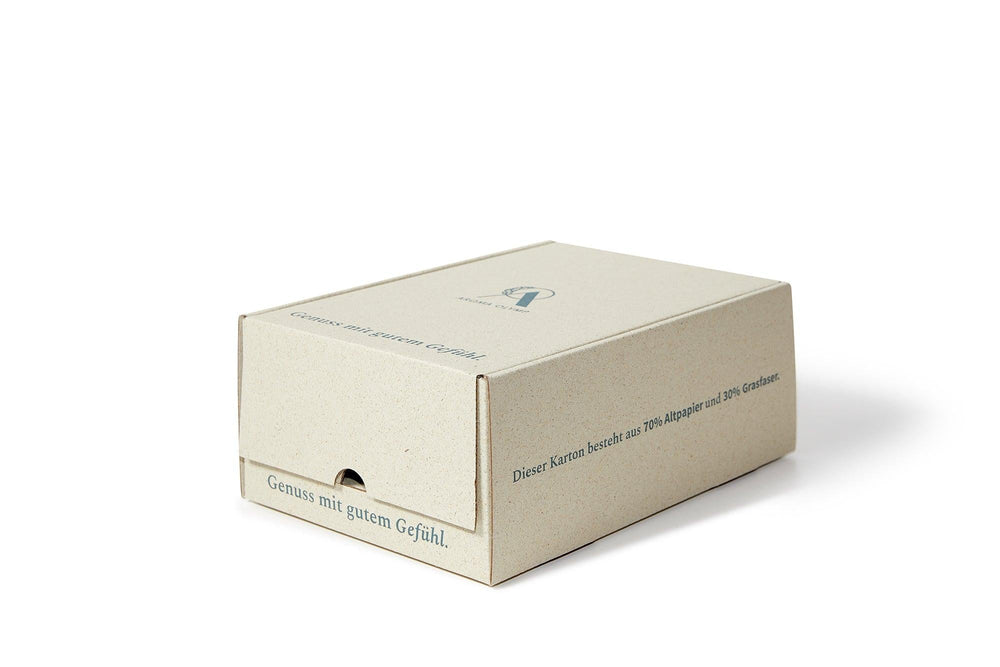 
                  
                    Karton mit der Aufschrift: „Genuss mit gutem Gefühl“ und dem Hinweis: „Dieser Karton besteht aus 70% Altpapier und 30% Grasfaser“
                  
                