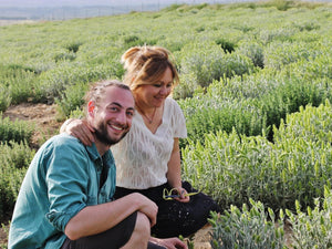 
                  
                    Gründer von Aroma Olymp Alexis mit einer griechischen Landwirtin am Olymp
                  
                